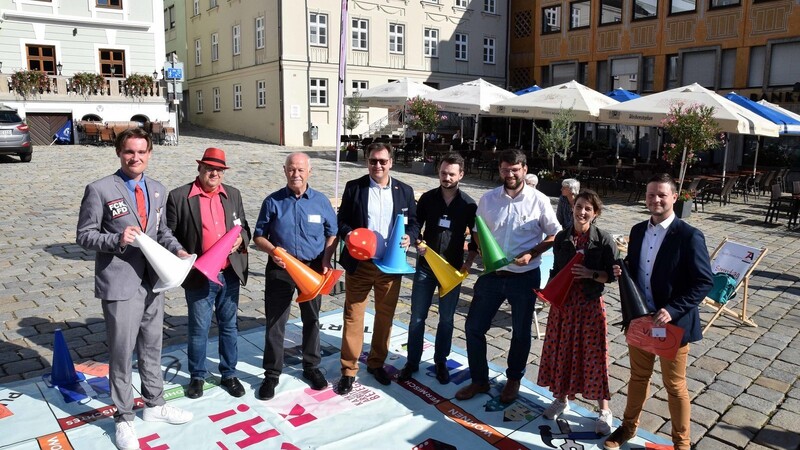 Die Spielteilnehmer (v.l.) Niklas Welser (Die Partei), Guido Hoyer (Linke), Benno Zierer (Freie Wähler), Felix Bergauer (ÖDP), Timo Ecker (FDP), Johannes Becher (Die Grünen), Benedikt Flexeder (CSU) und Alina Graf (SPD).