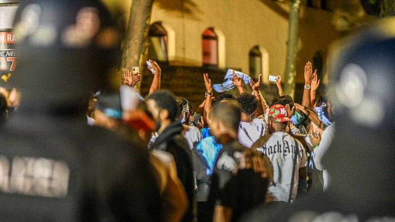Eine Gruppe von Menschen feiert während sie nach Ausschreitungen bei einer Eritrea-Veranstaltung von Polizeikräften eingekesselt ist. Bis zu 200 Personen hätten Teilnehmer der Veranstaltung und Polizisten mit Steinen, Flaschen und Holzlatten angegriffen, teilte ein Polizeisprecher mit. 24 Beamte seien verletzt worden.