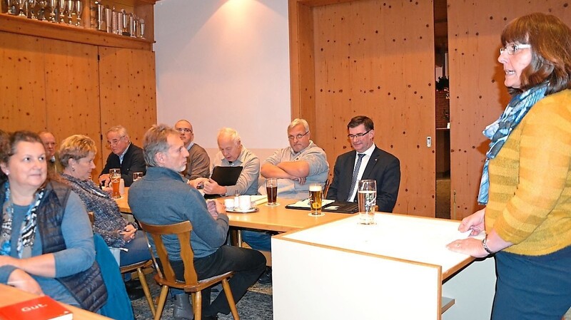 Vorsitzende Erika Wittstock-Spona (rechts) ging auf der FWG-Versammlung auf deutliche Distanz zur Politik der Freien Wähler im Landtag.