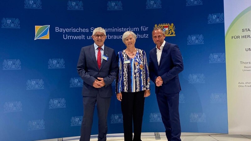 Bei der Verleihung der bayerischen Umweltmedaille in Bamberg (v.l.): MdL Robert Riedl, Gisela Merkel-Wallner und Bayerns Umweltminister Thorsten Glauber.