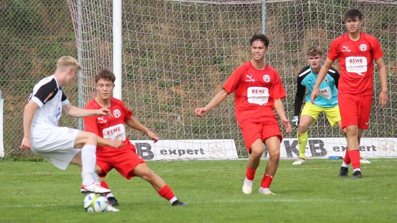 Gegen den SV Obermenzing-Waldeck konnte die U 19 des ASV Cham (rote Trikots) nicht an die gute erste Hälfte anknüpfen und musste sich mit 0:1 geschlagen geben.