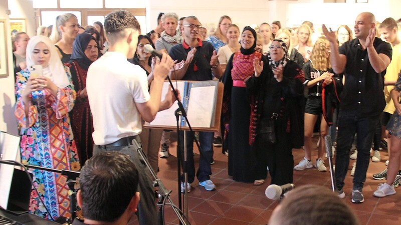 Im Foyer des Rathauses hat die Dar al Kalima's Students Musical Band für Stimmung gesorgt.