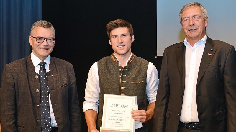 Lukas Forster (Mitte) gehört zu den beiden Innungssiegern 2023, es gratulierten Staatsminister Dr. Florian Herrmann (l.) und Kreishandwerksmeister Martin Reiter.