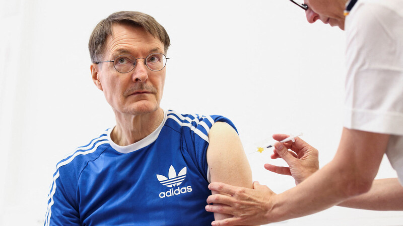 Bundesgesundheitsminister Karl Lauterbach erhält im Bundeswehr-Krankenhaus in Berlin eine Auffrischungsimpfung gegen das Coronavirus. Seit diesem Montag sind in Deutschland neue angepasste Impfstoffe gegen aktuelle Corona-Varianten verfügbar.