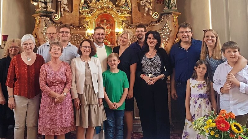 Mitglieder des Kirchenvorstands der alt-katholischen Gemeinde Regensburg zusammen mit ihrem Pfarrer Johannes Poiger und Oberbürgermeisterin Gertrud Maltz-Schwarzfischer (Mitte).