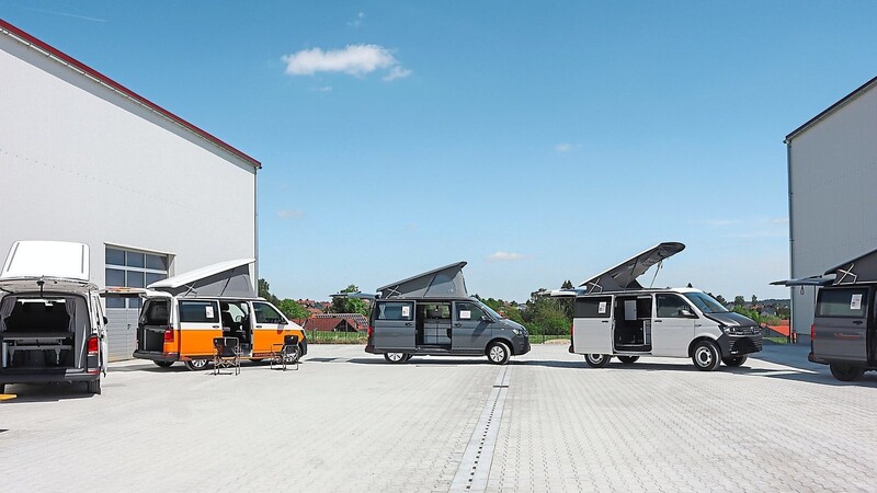 Auf der Hausmesse in Geisenhausen stellt Summermobil verschiedene Ausstattungslinien ihrer Campingbusse aus.