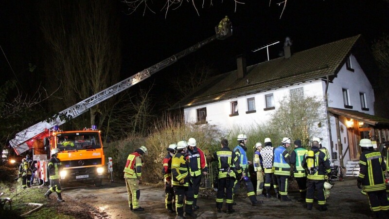 Gut 70 Feuerwehrleute waren am Dienstagabend bei dem Dachstuhlbrand in Unterstocka im Einsatz.