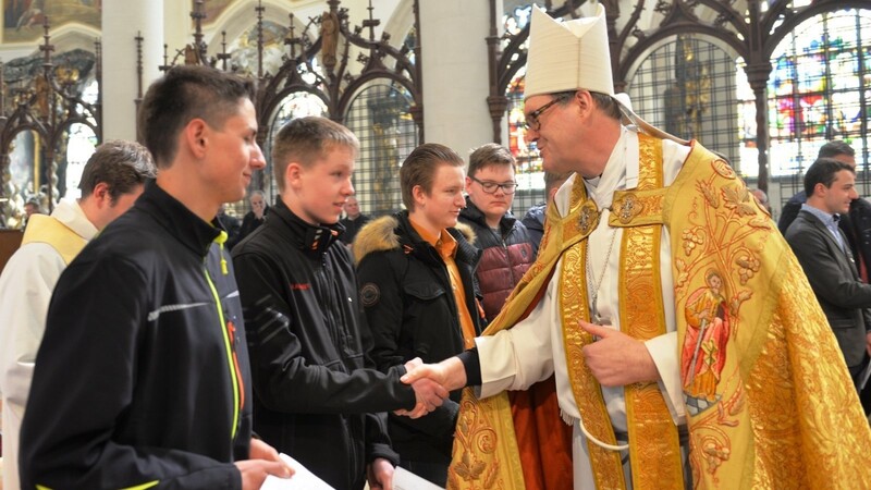 Weihbischof Dr. Josef Graf gratulierte den 23 Neusodalen zur Aufnahme in die Marianische Männerkongregation.