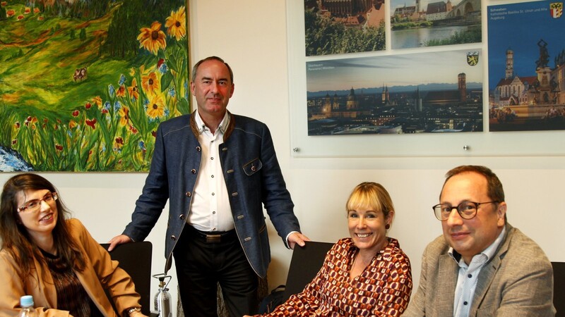 Zum Interview mit Hubert Aiwanger (2.v.l.) trafen sich die Redakteure Martina Scheffler (l.), Natalie Kettinger und Markus Lohmüller.