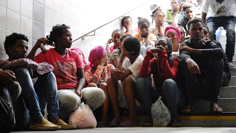 Flüchtlinge aus verschiedenen Ländern sitzen auf einer Bahnhofstreppe. Allein im vergangegen Jahr wurden hierzulande gut 250.000 Asylanträge gestellt.