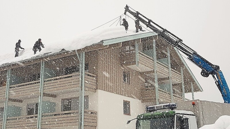 Gut gesichert nehmen die Bundespolizisten den Kampf gegen die Schneemassen auf.