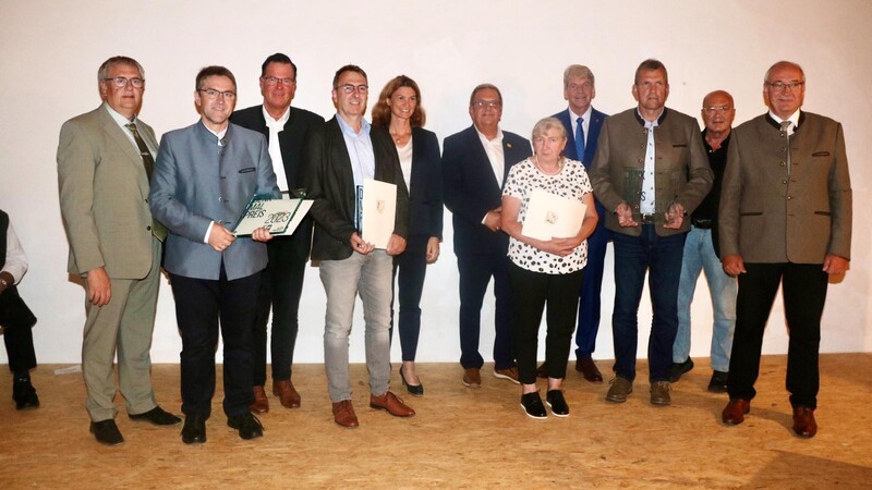 Die Geehrten der Kategorie "Denkmalpreise". Unter ihnen auch Bürgermeister Michael Multerer. Die Gemeinde Arnschwang wurde fürs Wasserschloss geehrt.