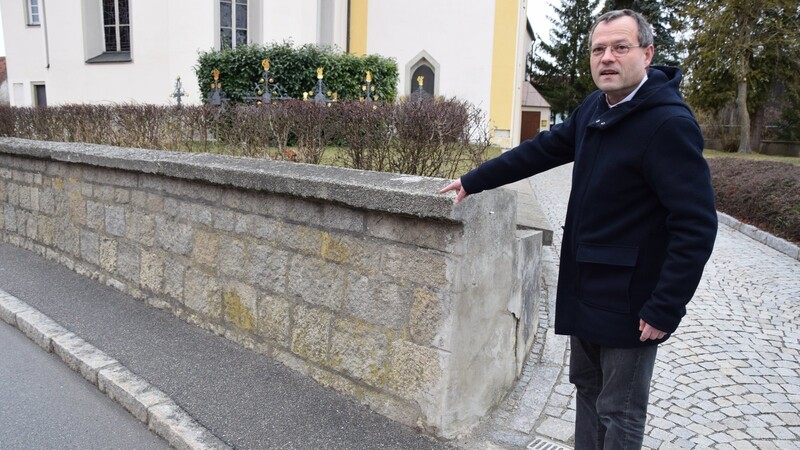 Viel zu schmal ist der Bürgersteig für Rollstuhlfahrer: Die Stadt habe deswegen zugesagt, ihn verbreitern zu lassen, sagt Pfarrer Heinrich Weber.