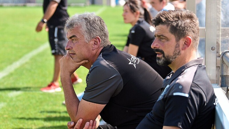 Nachdenklich sitzt der bisherige sportliche Leiter Jürgen Bauer neben Co-Trainer Thomas Semmelmann.