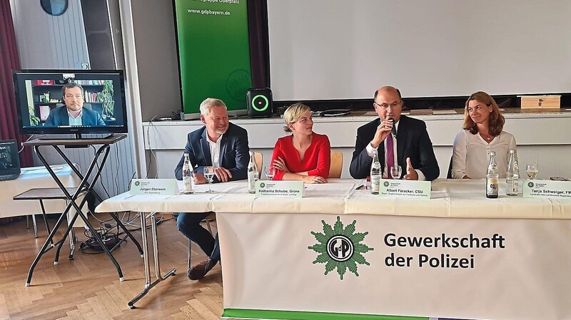 Wollen die Gewerkschaft der Polizei von ihrer Partei überzeugen: Uli Grötsch (SPD), Jürgen Eberwein (CSU), Katharina Schulze (Die Grünen), Albert Füracker (CSU) und Tanja Schweiger (Freie Wähler).