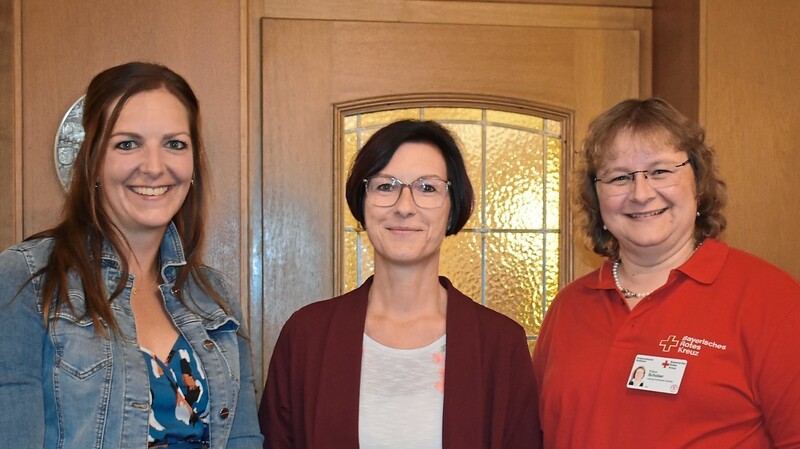 Kerstin Haimerl-Kunze (Mitte) überreichte ein Geschenk an Theresa Baum (Caritas, links) und Petra Schober (BRK).