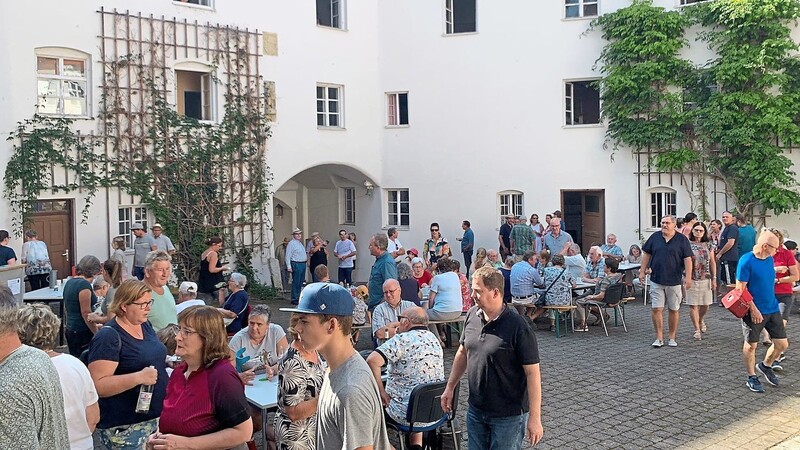 Riesiger Besucherandrang herrschte im Innenhof des altehrwürdigen Wildenberger Schlosses.