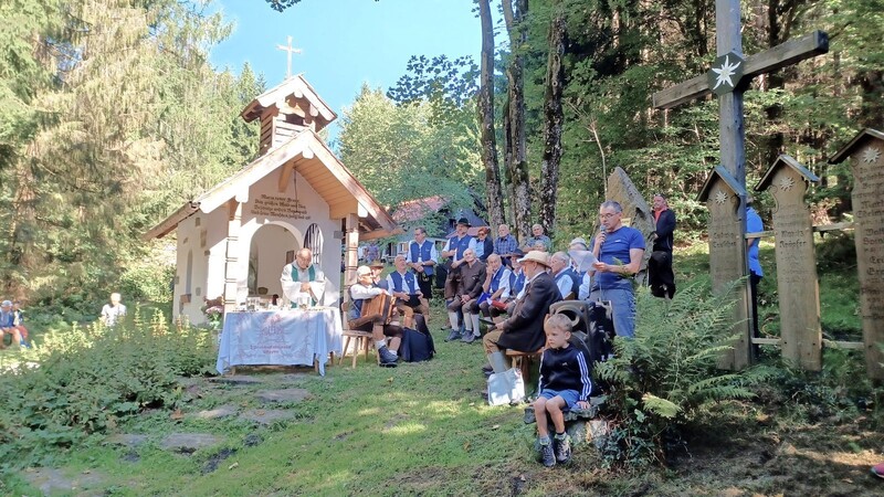 Bei der Bergmesse vor der Hochwaldkapelle: Vertreter des Alpenvereins, der Chor und am Altar Pfarrer Ludwig Klarl aus Hengersberg.