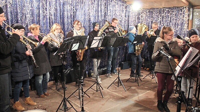 Weihnachtliche Musik wird von den Vereinen und Schulen geboten.