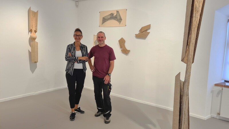 Künstler Heiko Börner und Anjalie Chaubal, Leiterin der Museen und Galerien der Stadt Cham, freuen sich schon auf die Eröffnung der neuen Aufstellung am Samstagabend im Cordonhaus.