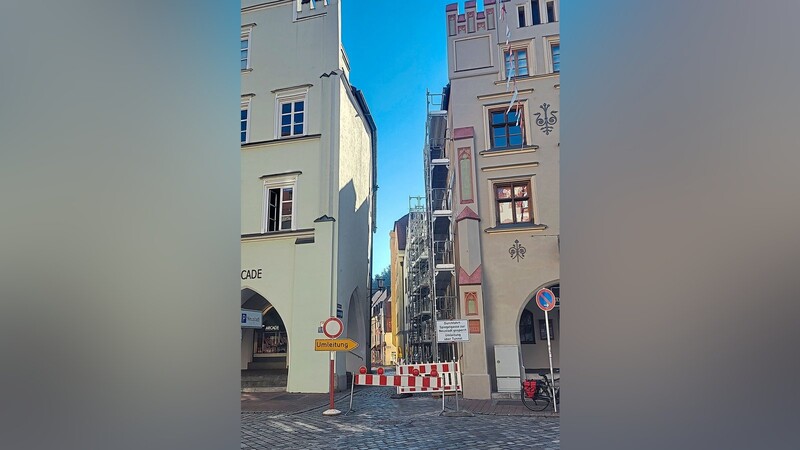 Momentan gibt es durch die Spiegelgasse wegen einer Baustelle kein Durchkommen. Um eine Innenstadt-Durchfahrung der Linie 7 zu ermöglichen, wird die Fahrtrichtung der Spiegelgasse umgedreht. Das hat der Verkehrssenat mit 7:4 Stimmen beschlossen.  Foto: sig