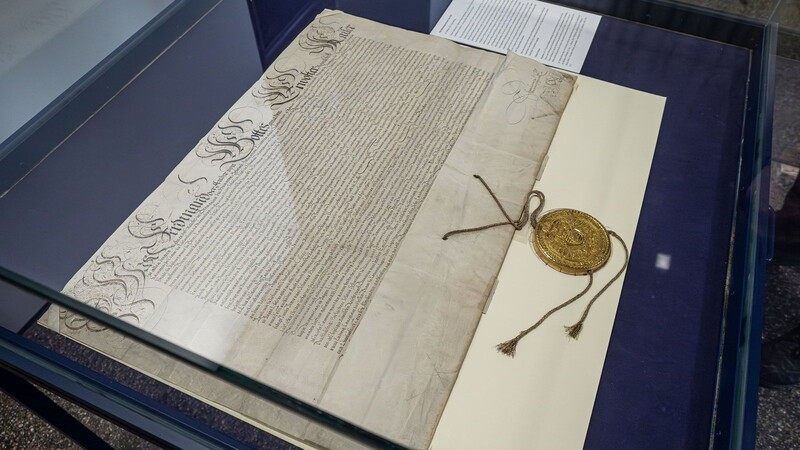 Prunkstück der Ausstellung: die Belehnungsurkunde Kaiser Ferdinands II. für Herzog Maximilian von Bayern mit der Kurwürde.