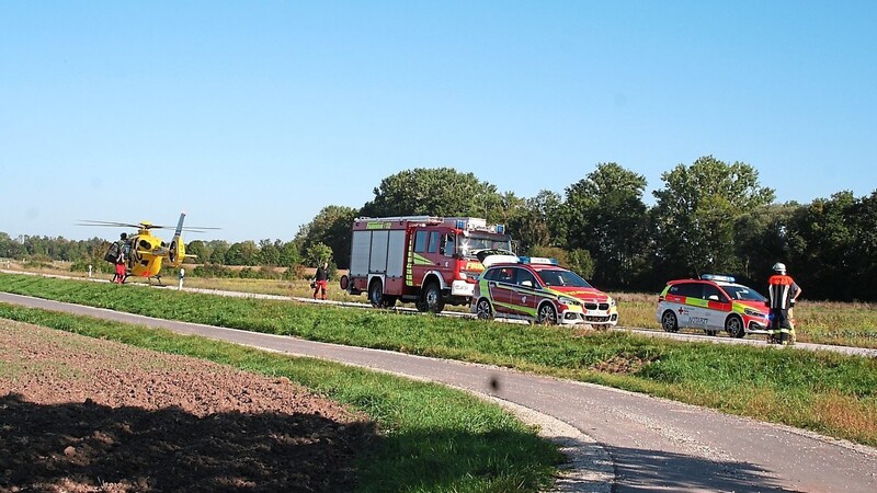 Ein Rettungshubschrauber landete am Unfallort.