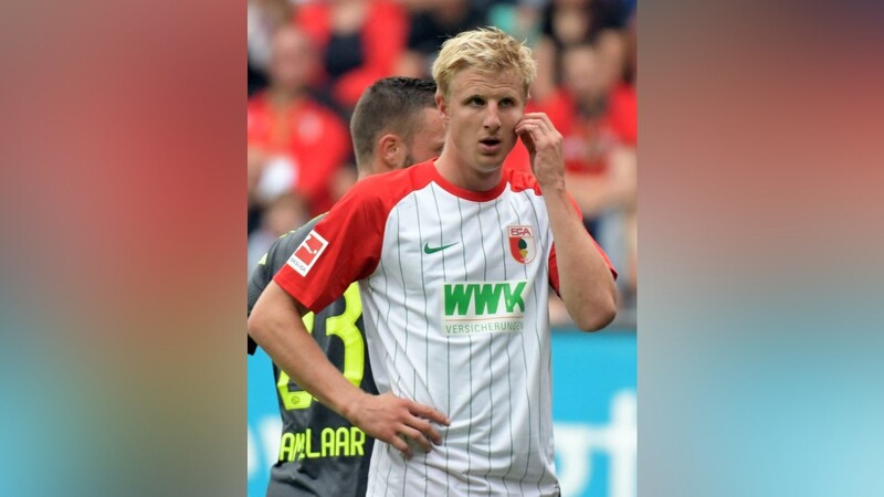Martin Hinteregger wurde vom FC Augsburg für seine öffentliche Kritik an Trainer Manuel Baum bestraft.