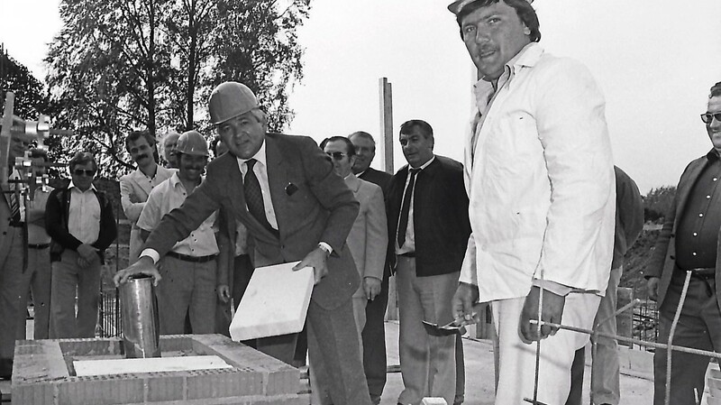 Landrat Fritz Ettengruber (?) hatte am 18. Mai 1982 den Grundstein für das Seniorenheim St. Antonius in Mengkofen gelegt.