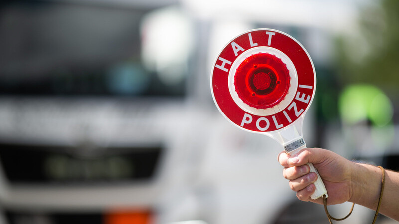 Die Polizei führte größere Kontrollen an der A92 durch. (Symbolbild)