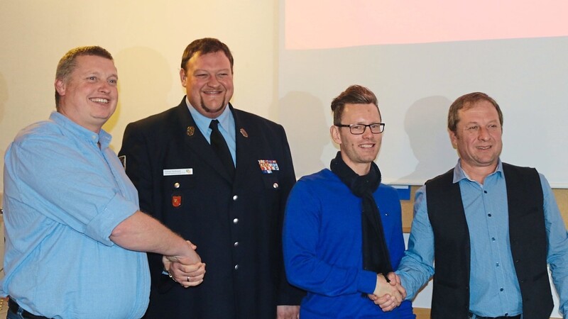 Per Handschlag nahmen Kommandant Michael Wagensonner (rechts) und sein Stellvertreter Stefan Bauer (links) die Neuzugänge Florian Ferdinand (2. v. l.) und Sebastian Kühner (2. v. r.) in die Feuerwehr auf.