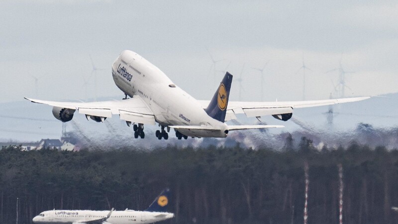 Eine Passagiermaschine der Lufthansa vom Typ Boeing-747 startet vom Flughafen Frankfurt.