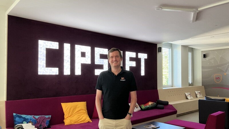 Stephan Vogler entwickelte mit drei Schulfreunden das Online-Rollenspiel "Tibia". Ihre 2001 gegründete Firma CipSoft wurde beim Deutschen Computerspielpreis 2022 als Studio des Jahres ausgezeichnet.