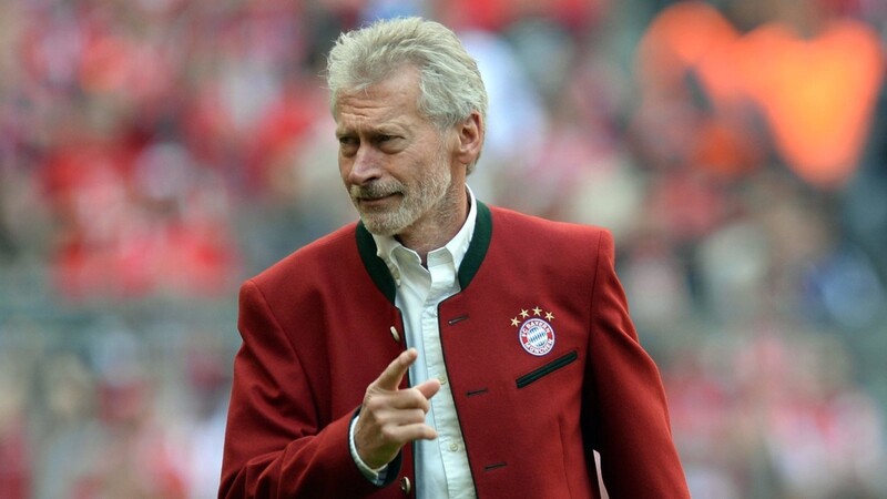 Der ehemalige Profi des Fc Bayern München, Paul Breitner, bei der Ehrung der Meistermannschaften im Stadion.