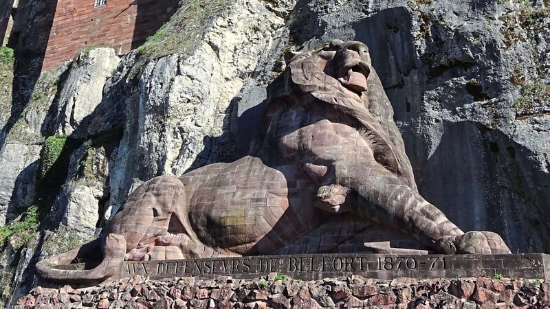Der Löwe von Belfort an der Zitadelle der wehrhaften Stadt - ein Meisterwerk des Bildhauers Bartholdi.