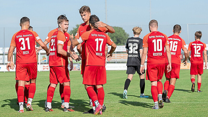 Zwischen dem 2:0 gegen Würzburg vor zwei Wochen, das hier bejubelt wird, und dem heutigen Heimspiel gegen Eltersdorf liegt die ärgerliche 1:3-Niederlage der SpVgg Hankofen am vorletzten Freitag beim Aufsteiger Neudrosselfeld. An die sollten die Hankofener im heutigen Top-Spiel aber keinen Gedanken mehr verschwenden, sondern lieber an ihre Chance gegen den ambitionierten Tabellennachbarn glauben.