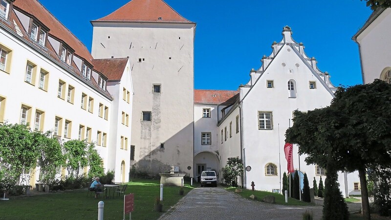 Bis in die 60er Jahre gab es im Schloss Wörth die Schlossfestspiele. Auf Initiative des Kulturausschusses soll nun geprüft werden, ob man mit neuem Format und frischen Ideen eine Wiederbelebung wagen will.