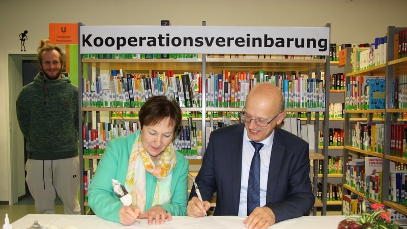 Doris Luttner und Georg Fisch unterschreiben die Kooperationsvereinbarung.