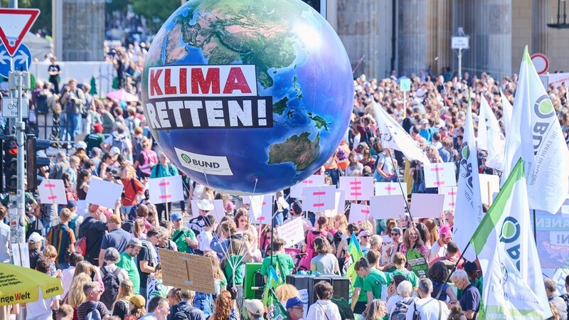 Tausende von Menschen haben auch in Berlin an der bundesweiten Protestaktion der Klimaschutzbewegung Fridays for Future teilgenommen und am Freitag vor einer Woche vor dem Brandenburger Tor demonstriert.