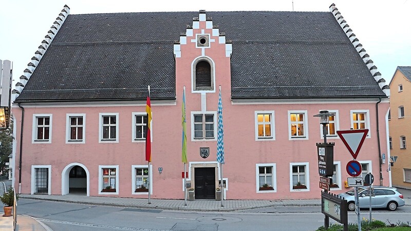 Im historischen Falkensteiner Rathaus trifft sich am Donnerstagabend der Marktgemeinderat zur Septembersitzung.