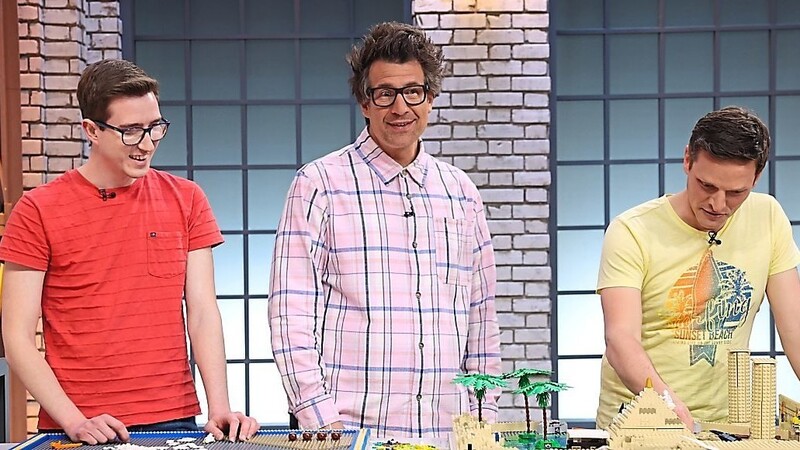 Julian, Moderator Daniel Hartwich und Matthias haben Spaß mit Lego auf RTL.