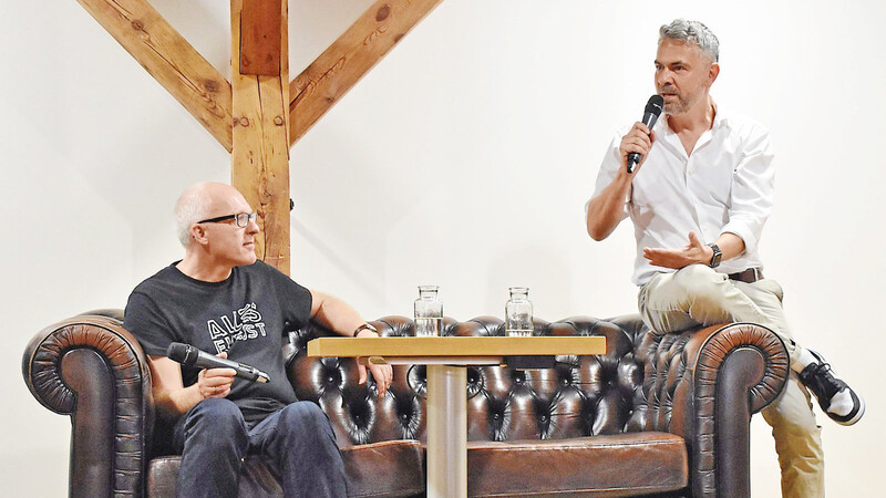 Holger Volland (rechts), Vorstandsvorsitzender der brand eins Medien AG, diskutierte mit Silicon-Vilstal-Gründer Helmut Ramsauer über die Zukunft mit künstlicher Intelligenz.
