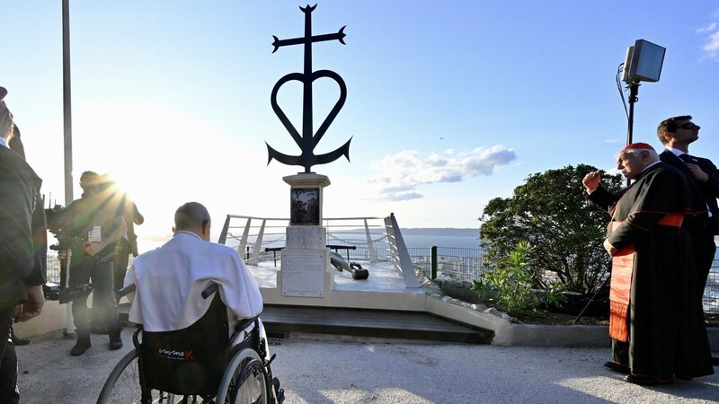 Der Papst gedenkt am großen Bronzedenkmal "für die Opfer und Helden des Meeres" an der Hafeneinfahrt der im Meer Ertrunkenen.