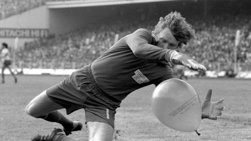 Legendärer Spaßvogel: Sepp Maier hechtet 1979 im Liga-Spiel gegen den Hamburger SV nach einem Luftballon