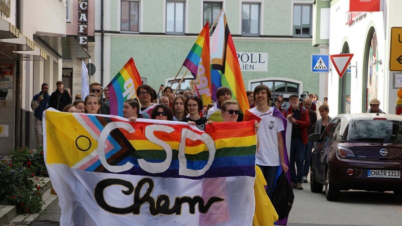 220 Menschen marschieren anlässlich des ersten Christopher Street Days ab Bahnhof durch die Straßen der Stadt am Regenbogen