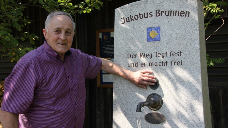 Für die Durstigen auf dem Ostbayerischen Jakobsweg stellt Wollinger seit 2010 an seinem Jakobus-Brunnen kostenloses Trinkwasser bereit.