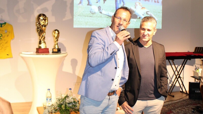 Weltmeister Jorginho (r.) mit Martin Schäfer, dem Geschäftsführer der Stiftung Stars4Kids.