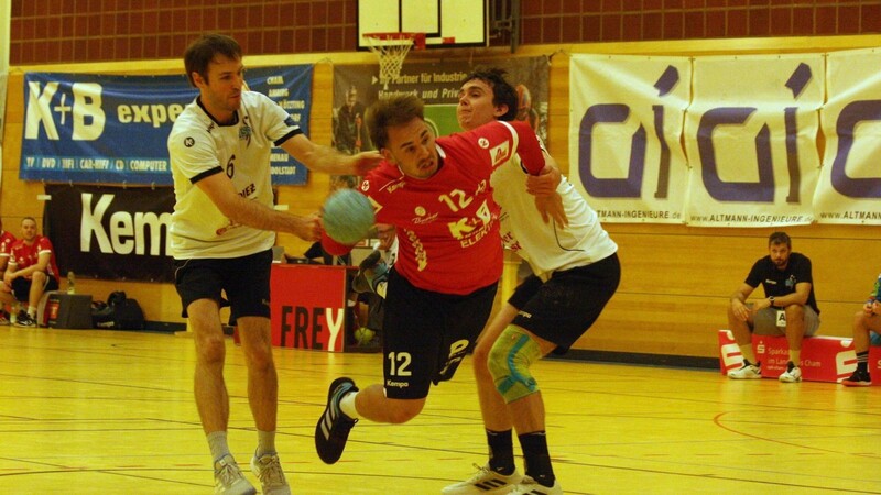 Simon Besta (Mitte) war mit acht Treffern erfolgreichster Schütze der Chamer Handballer gegen Rödental/Neustadt.,