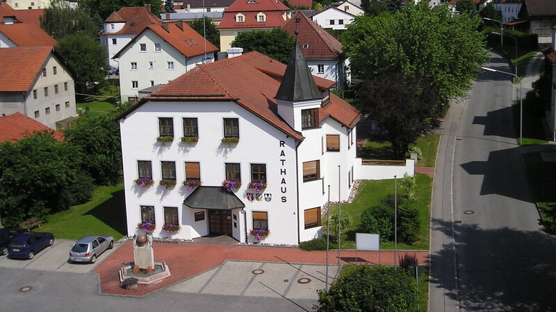 Das "alte" Rathaus in Velden steht zum Verkauf. Die Verwaltung ist mittlerweile ins BRZ umgezogen.