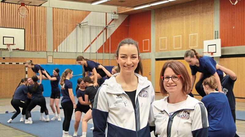 Natalie Gierl und Tanja Oswald (von links) sind die Abteilungsleiterinnen des Cheerleading-Bereichs bei den Straubing Spiders.